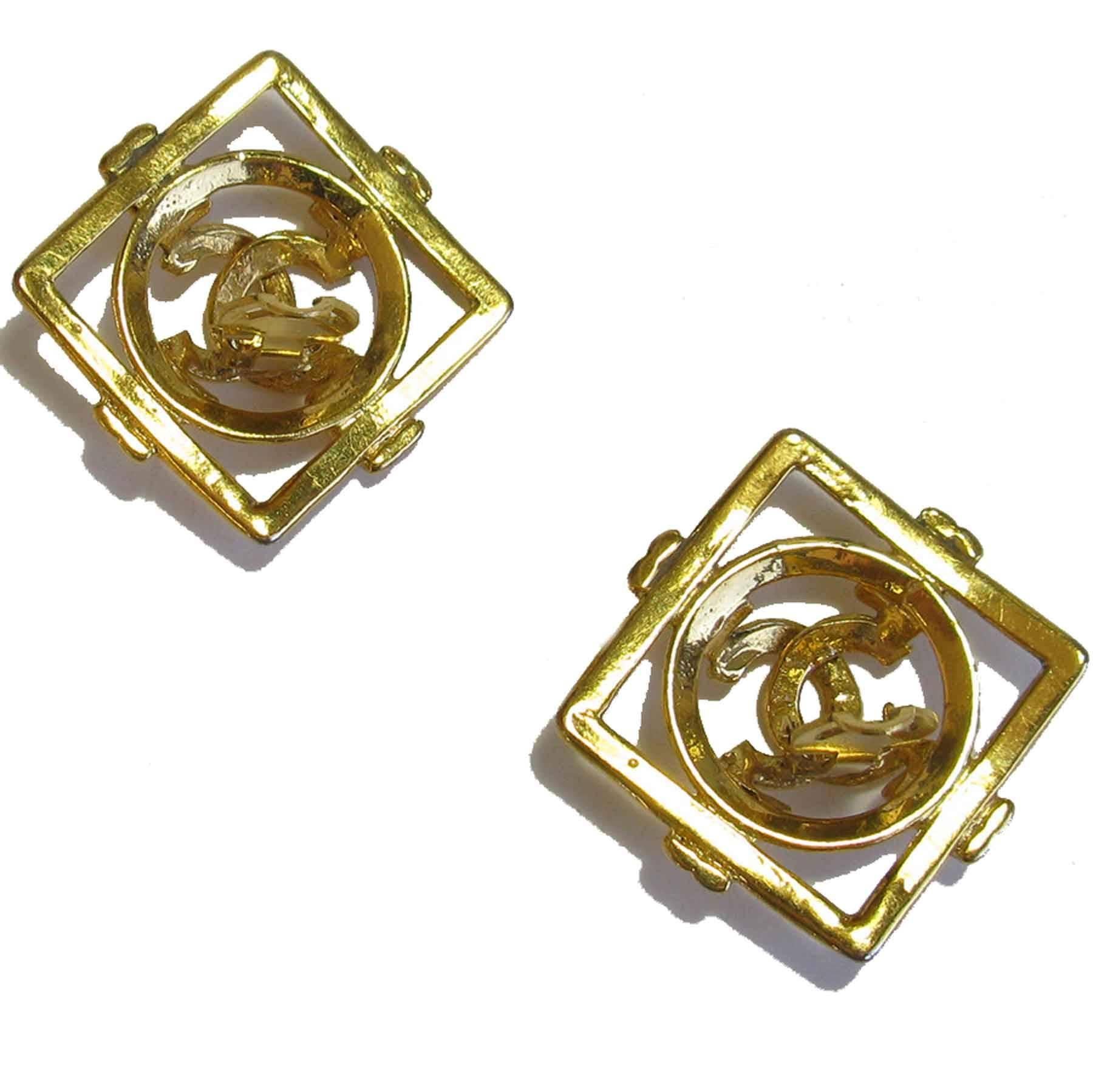Vintage CHANEL Square Clip-on Earrings in Gilt metal In Excellent Condition In Paris, FR