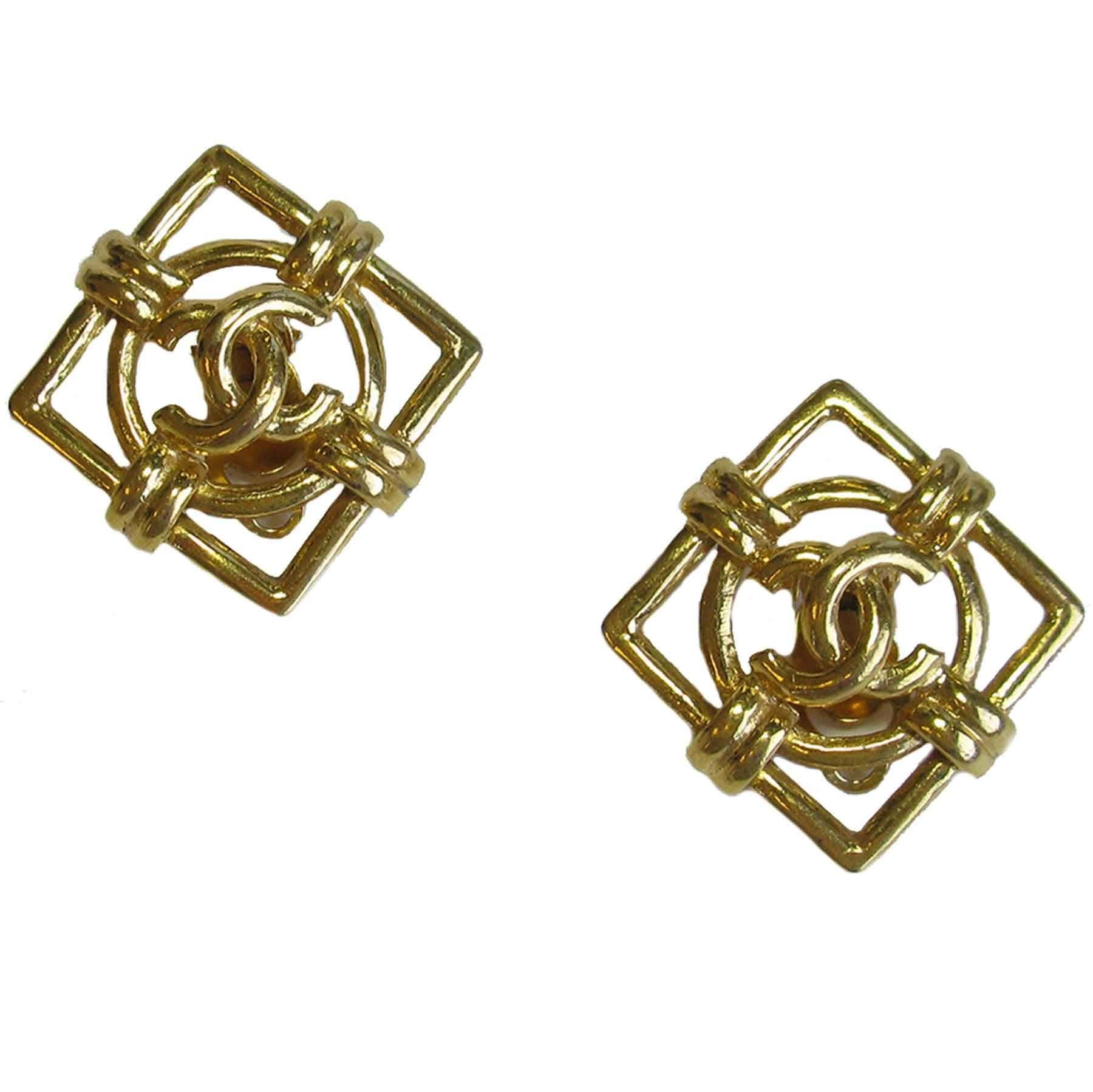 Vintage CHANEL Square Clip-on Earrings in Gilt metal