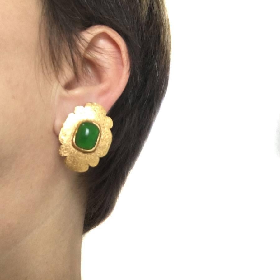 Vintage CHANEL Set Brooch & Clip-on Earrings in Molten Glass Emerald In Excellent Condition In Paris, FR