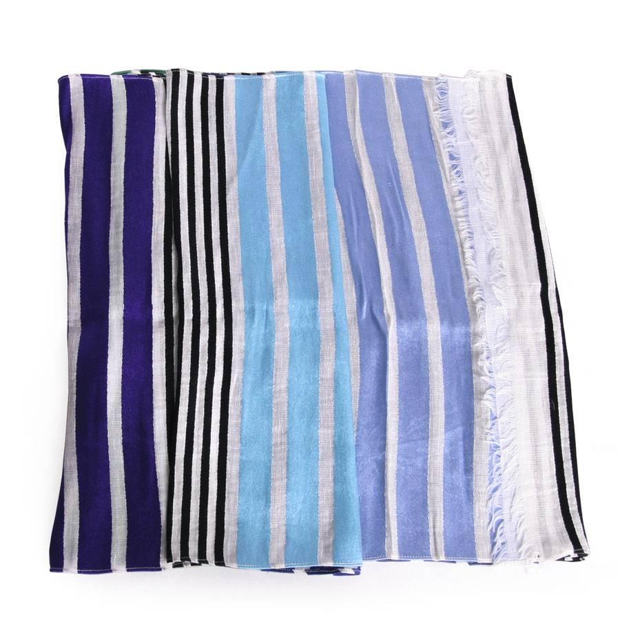 Etro scarf, multicolored striped with a weaving in shades of blue, black, white and green. 

Delivered in Valois Vintage Paris Dustbag