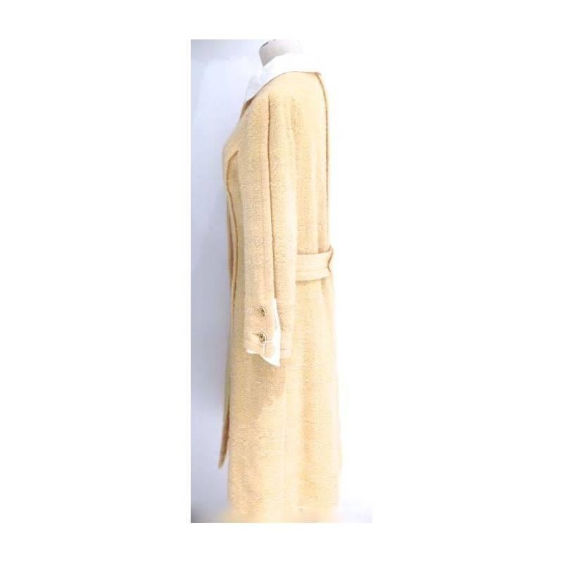 CHANEL vintage coat, size 40 FR, in pale yellow tweed. Exceptional collection piece of Haute Couture. The collar is in white cotton poplin, in the spirit of a collar of shirt, totally removable (pressures). 
Each sleeve is decorated with beautiful