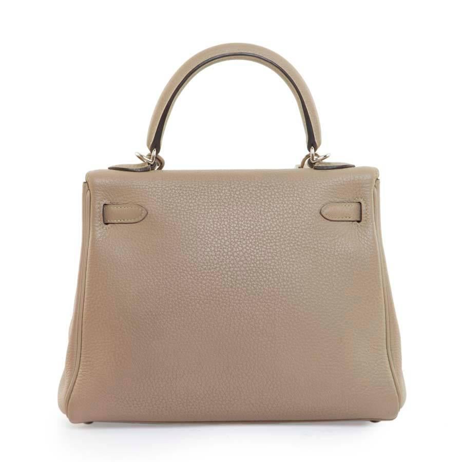 Brown HERMES Kelly 25 Bag in Etoupe Clemence Leather