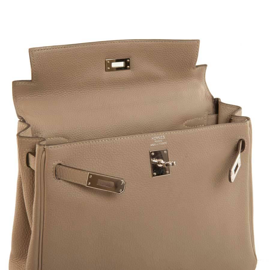 HERMES Kelly 25 Bag in Etoupe Clemence Leather 2