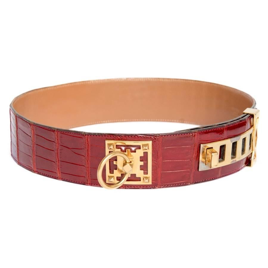 Very rare Hermes belt, probably the ancestor of the Medor, in red embers crocodile porosus and inside in box gold leather. The designs of the hardware are exceptional and golden plated.

Worn to the tightest: 69 cm and at the widest: 75