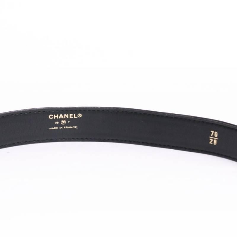 CHANEL belt in black leather.

The golden buckle bears the symbols of the Chanel house :  the 4-leaf clover, the camellia, 5, the 'CC' in gilt metal.

Delivered in a dustbag Valois Vintage Paris