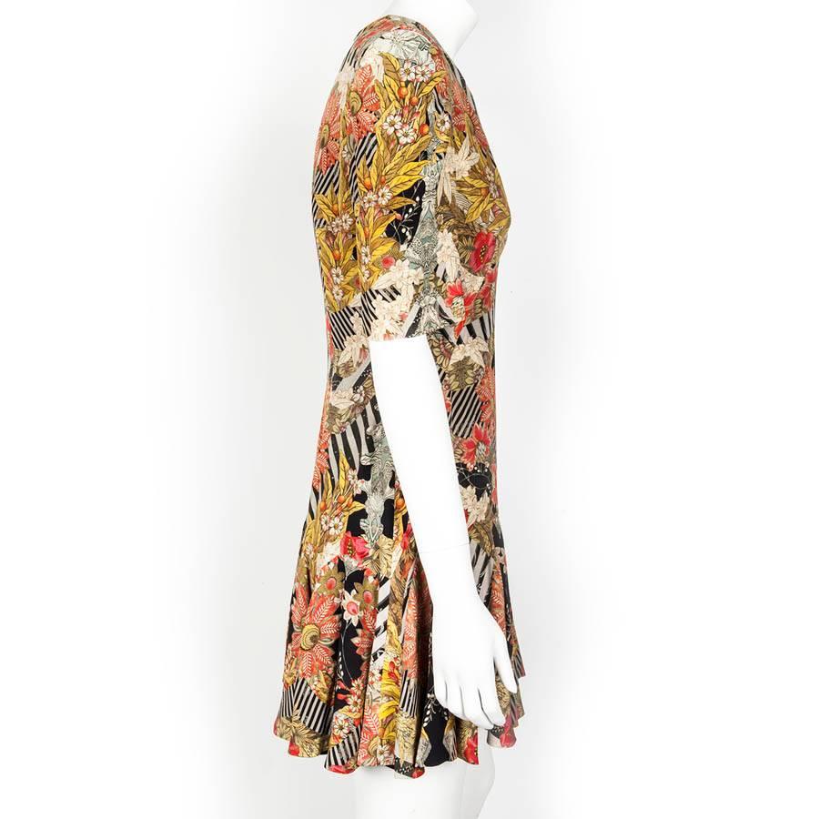 Very light Alexander McQueen dress, in multicolored silk.

The lining is made of black silk and acetate.

Dimensions flat: shoulders 36 cm,  width of the steering wheel 140 cm.
