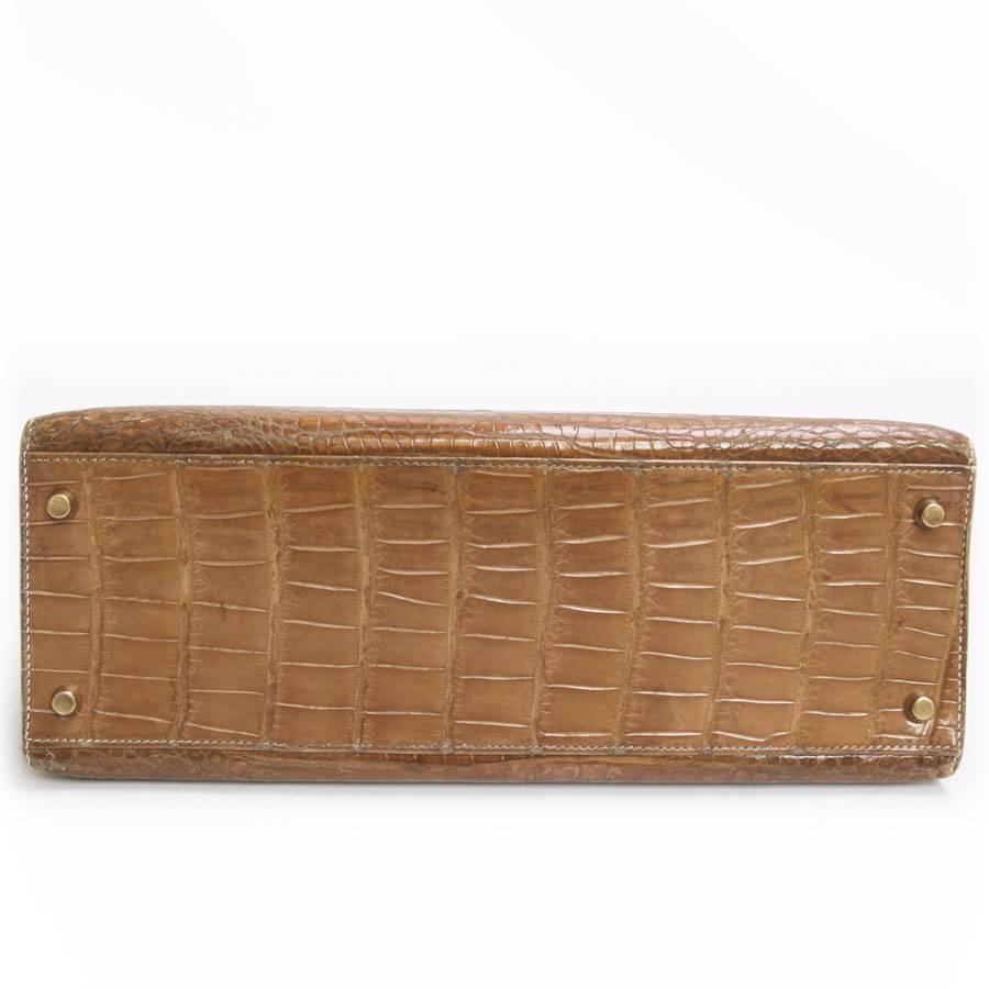 HERMES Kelly 32 Bag in Light Brown Crocodile Porosus Leather In Good Condition In Paris, FR