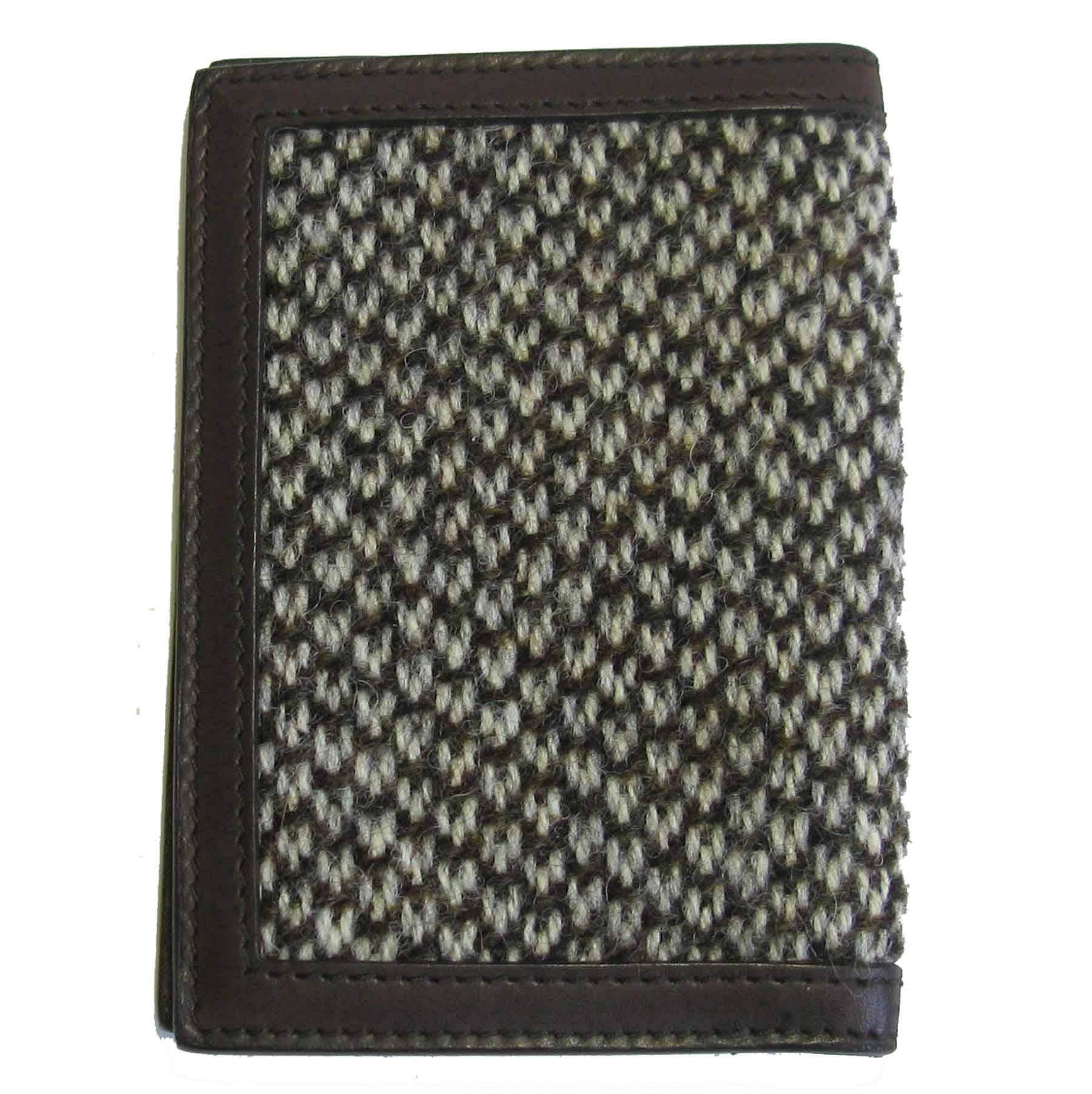 YSL Yves Saint Laurent card holder in dark brown leather and tweed. Initials in gold metal affixed to the front.
Inside :  2 card slots, one of which is in plastic.

Serial number: 166247 ....

Delivered in a pochon Valois Vintage Paris