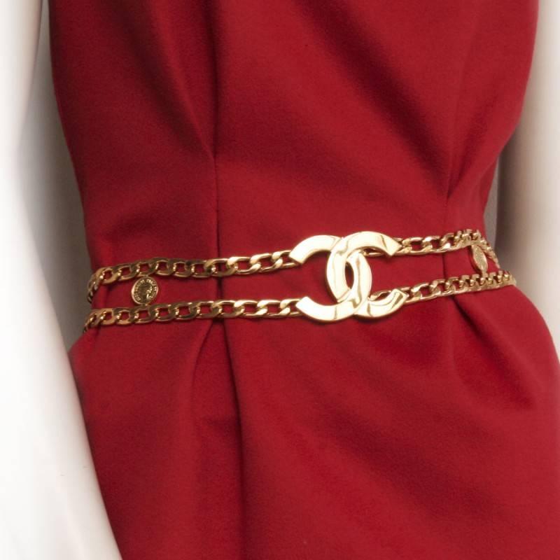 Pretty Chanel double row belt in gilt metal.  Between the two chains there are gilt metal medals with Coco effigie.

Delivered in a Valois Vintage Paris Dustbag



