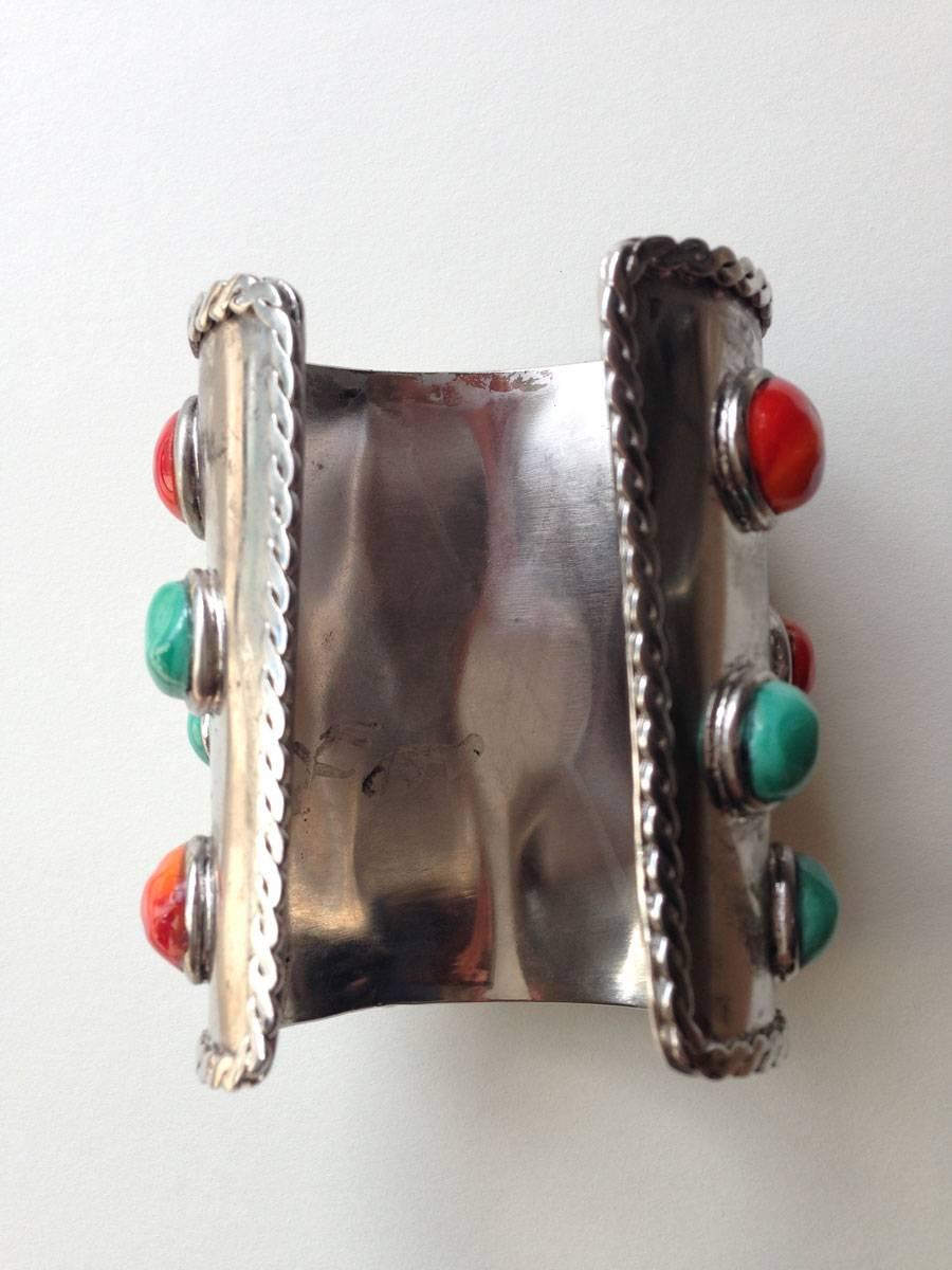 Couture!  Marguerite de Valois cuff in silver metal with inlays of molten glass coral and turquoise round cabochons.

Handmade in France by the jewelery craftsmen of the Maison Marguerite de Valois.

Cuff adjustable.

Delivered in its