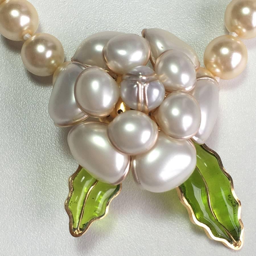 MARGUERITE de VALOIS Camellia Necklace in Pearls and Green Molten Glass Leaves In New Condition In Paris, FR
