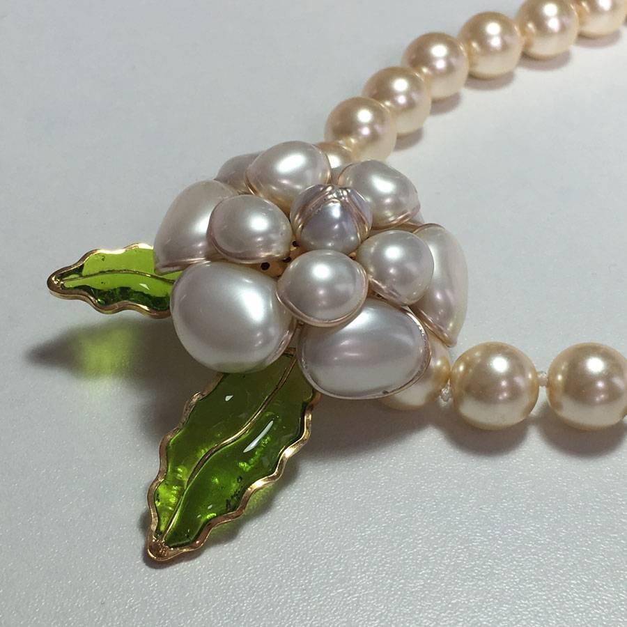 Women's MARGUERITE de VALOIS Camellia Necklace in Pearls and Green Molten Glass Leaves