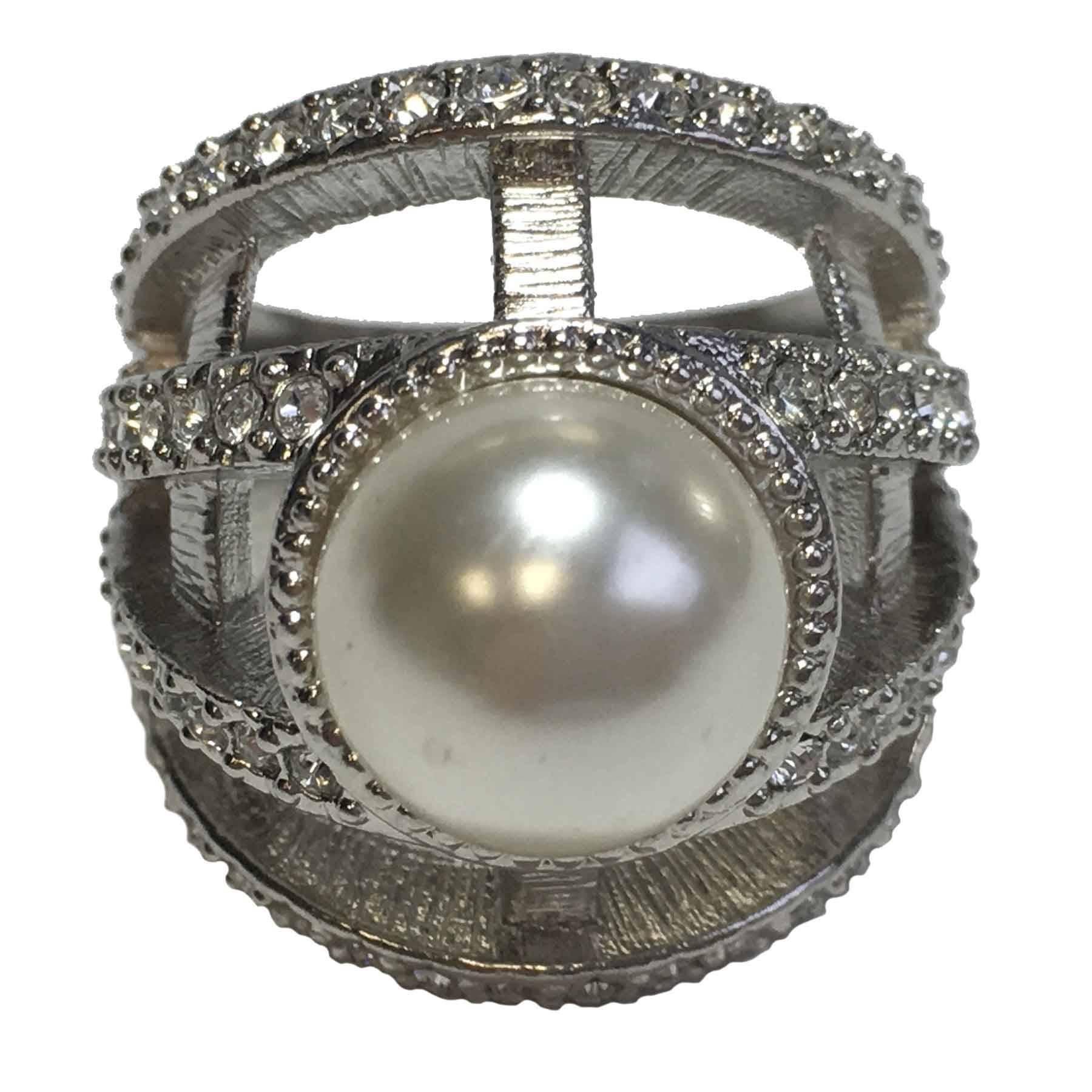 Very beautiful Chanel ring 'Jewelery' model in silver plated metal, glass pearl and rhinestones.

Size: 54FR

Dimensions: inside diameter: 1,7 cm, Width of the top of the ring: 2,3 cm

Public Price 2016 : 790 euros

Delivered in a Valois Vintage
