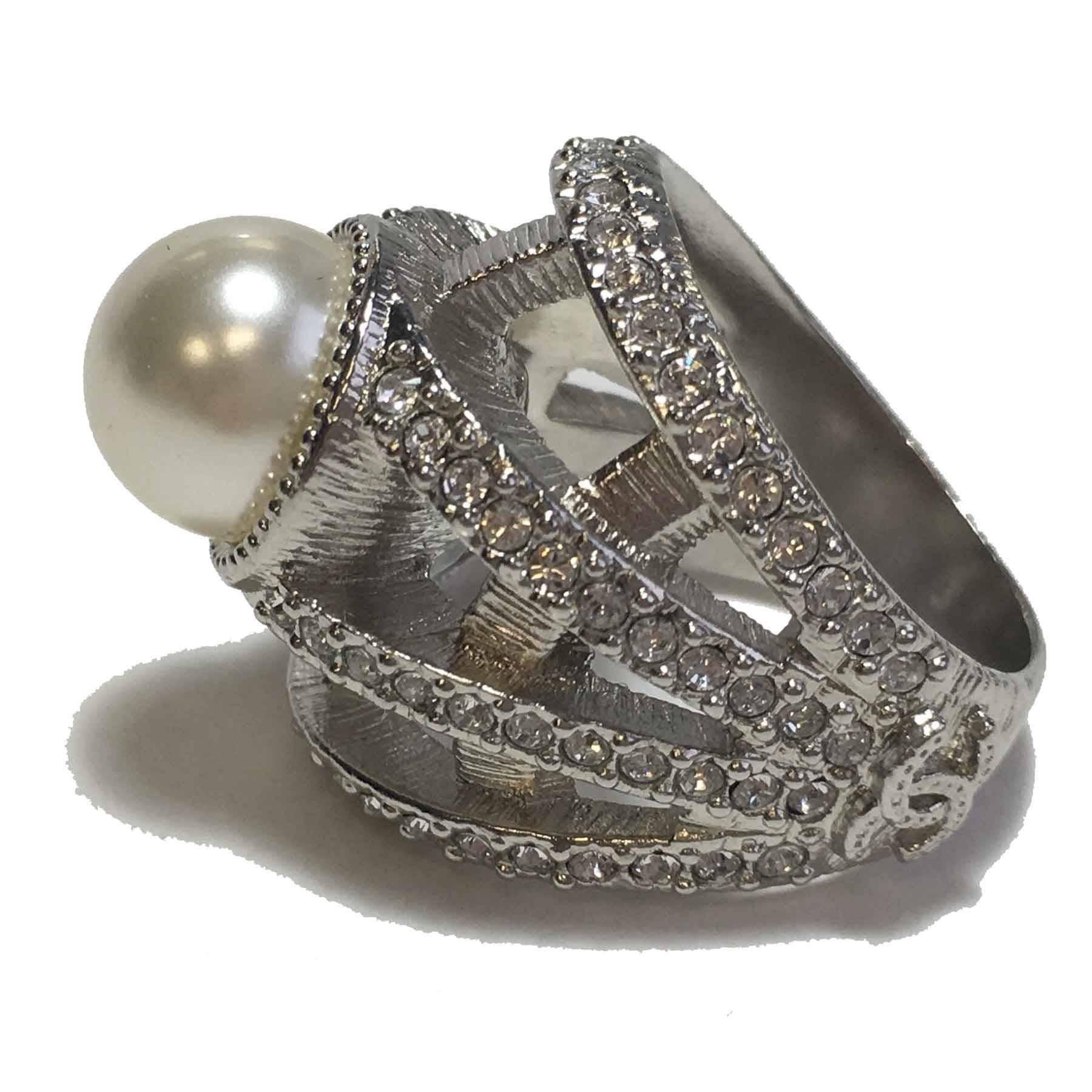 CHANEL 'Jewelry' Ring T54 in Silver Plated Metal, Glass Pearl and Rhinestones In New Condition In Paris, FR