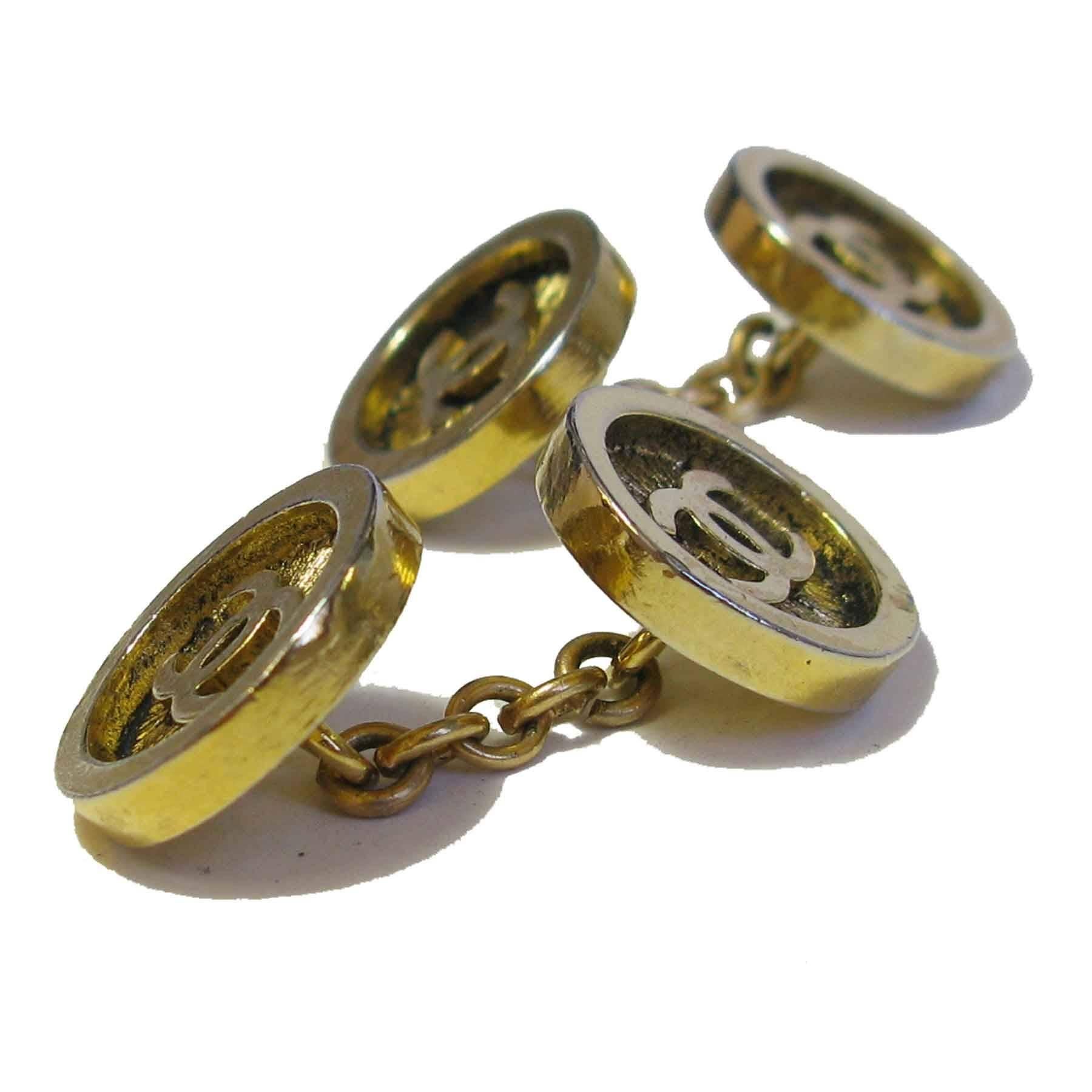 Chanel cufflinks in gilt metal with a central CC.

Dimensions: diameter of the central part: 1,6 cm

Delivered in a Valois Vintage Paris dustbag