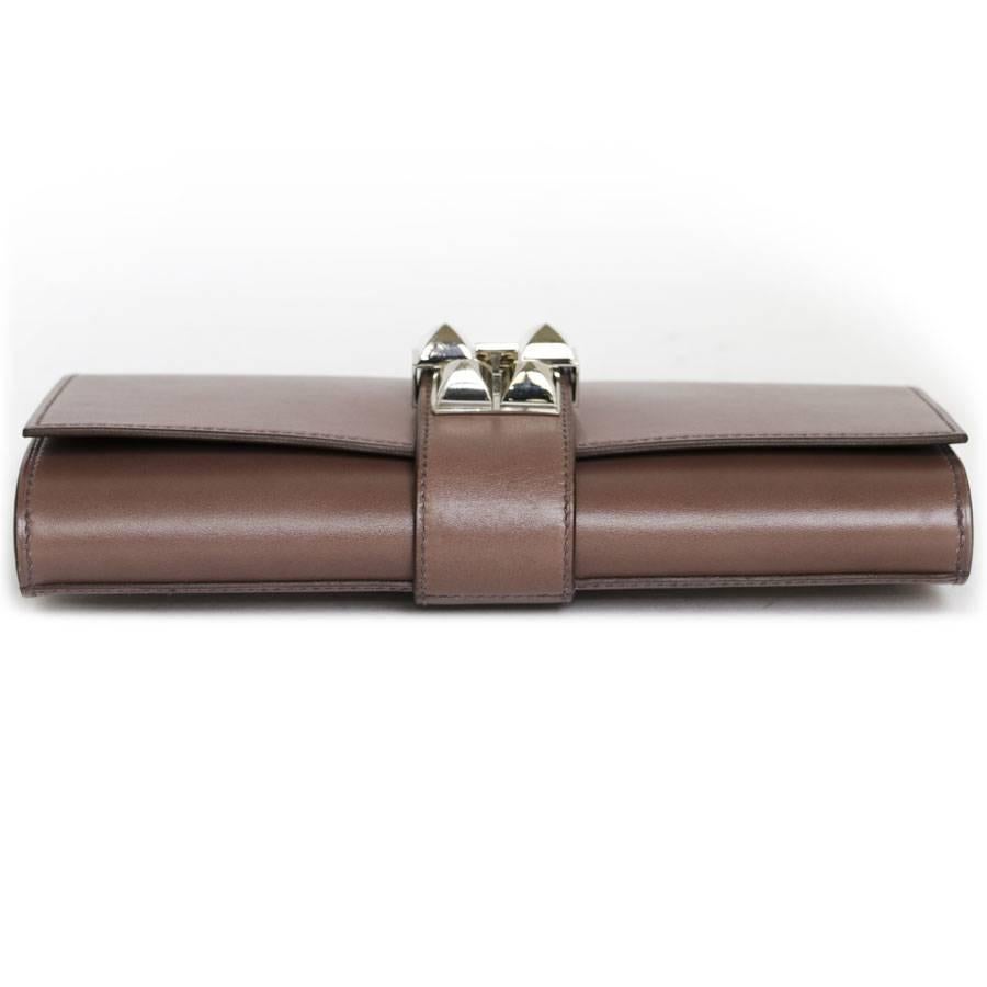 Hermès 'Medor' clutch bag in smooth leather color sandalwood with palladium hardware. Inside, there is a large patch pocket.

Letter L in a square (2008)

Will be delivered in its original Hermes pouch.