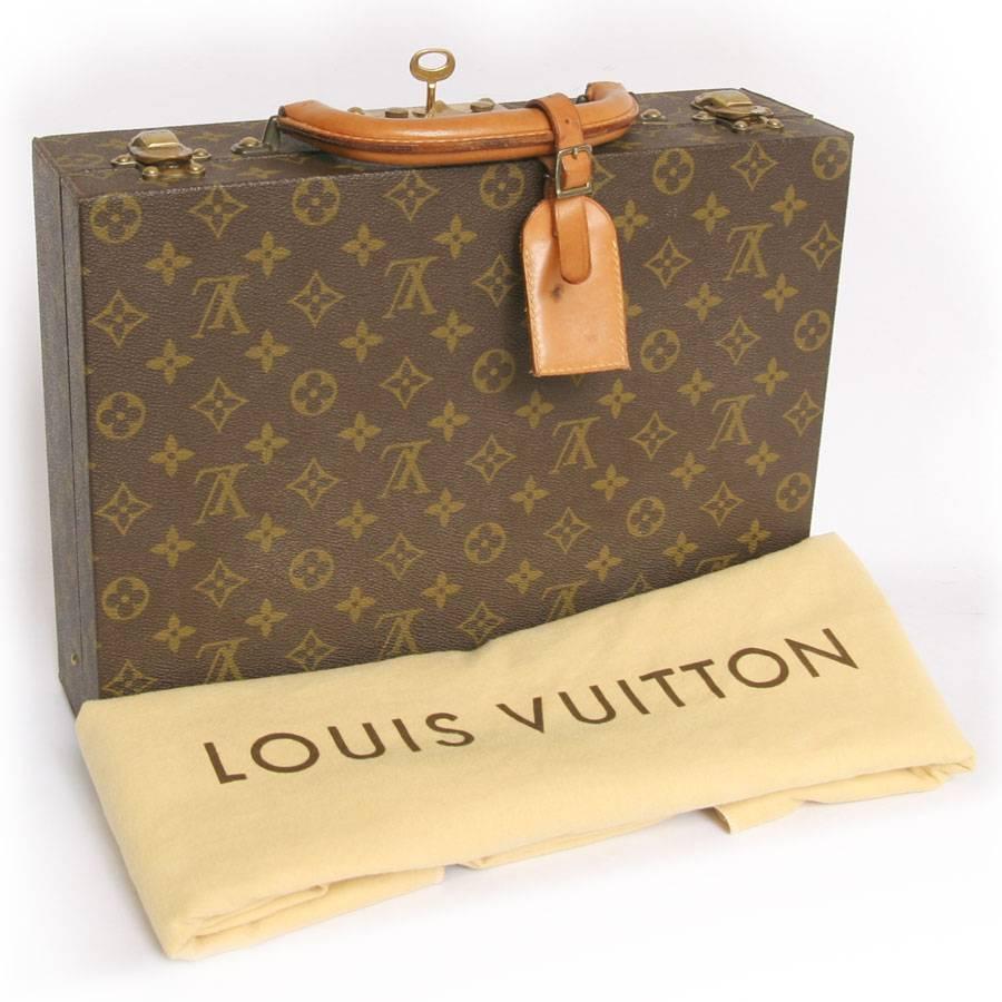 Interprété en toile monogramme, cet étui à bijoux Louis Vuitton est un accessoire de voyage raffiné. 
Avec 13 compartiments de tailles différentes. L'intérieur est en cuir et en velours. Les parties métalliques sont en laiton doré. Serrure S à clé,