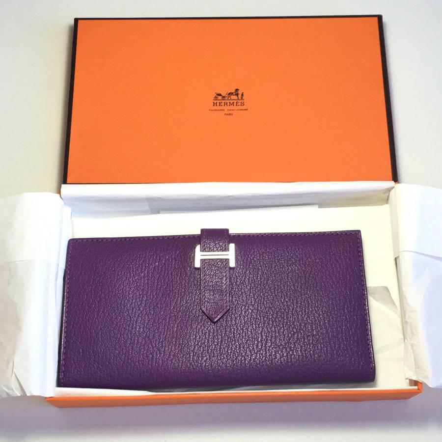 Wallet HERMES model 'Bearn' in purple leather (goat mysore). Leather closure and silver plated H clasp. 

5 card slots, 3 credit card slots, a zipped purse.

Delivered in its box HERMES

Public price: 1880 euros