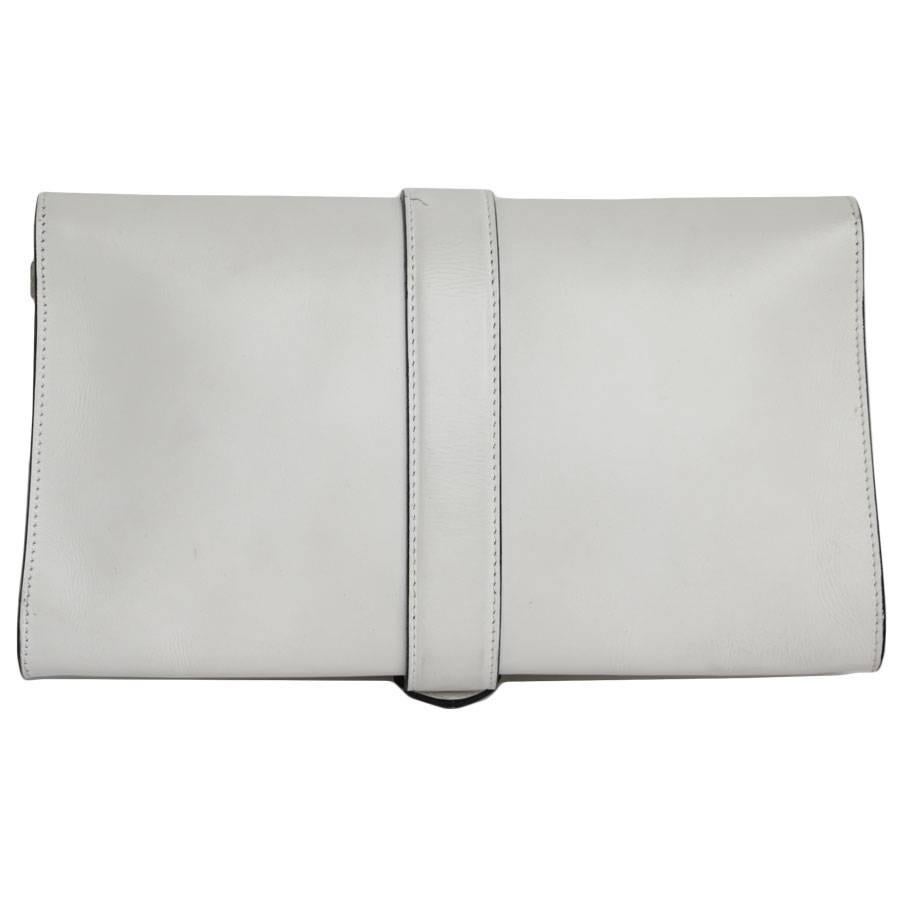 Proenza Schouler clutch in white leather. Silver plated hardware. Snap closure.
 
The inside is in monogram cloth with 2 separate bellows a large zipped pocket.

Will be delivered in its original Proenza Schouler dustbag