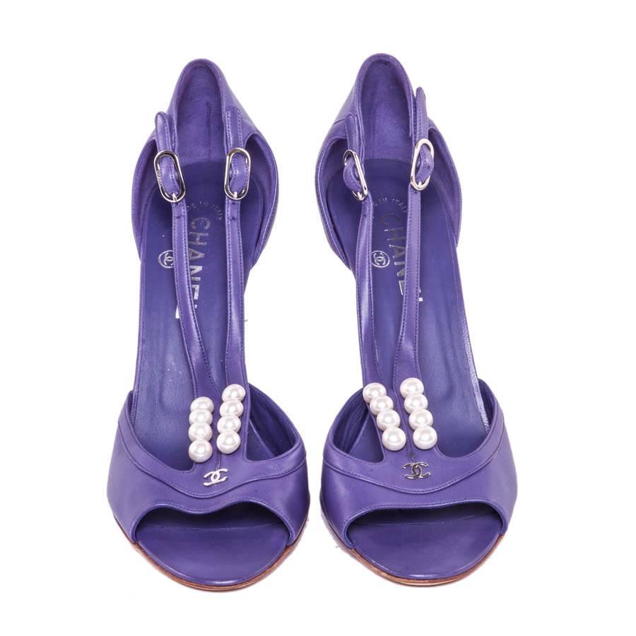 Chanel Pumps in purple lamb leather . The front is set with 8 glass pearls. Never worn

inner sole length: 25.5 cm

Will be delivered in dustbag Chanel 