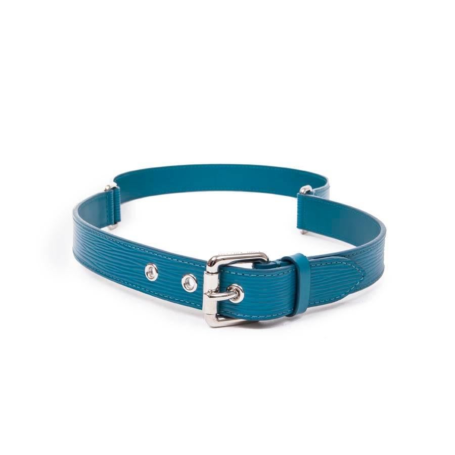 Louis Vuitton belt, model 'Trio' in blue cyan leather. Palladium silver hardware.

Dimensions: at the last hole 88 cm

Will be delivered in its pouch LV and its box Louis Vuitton