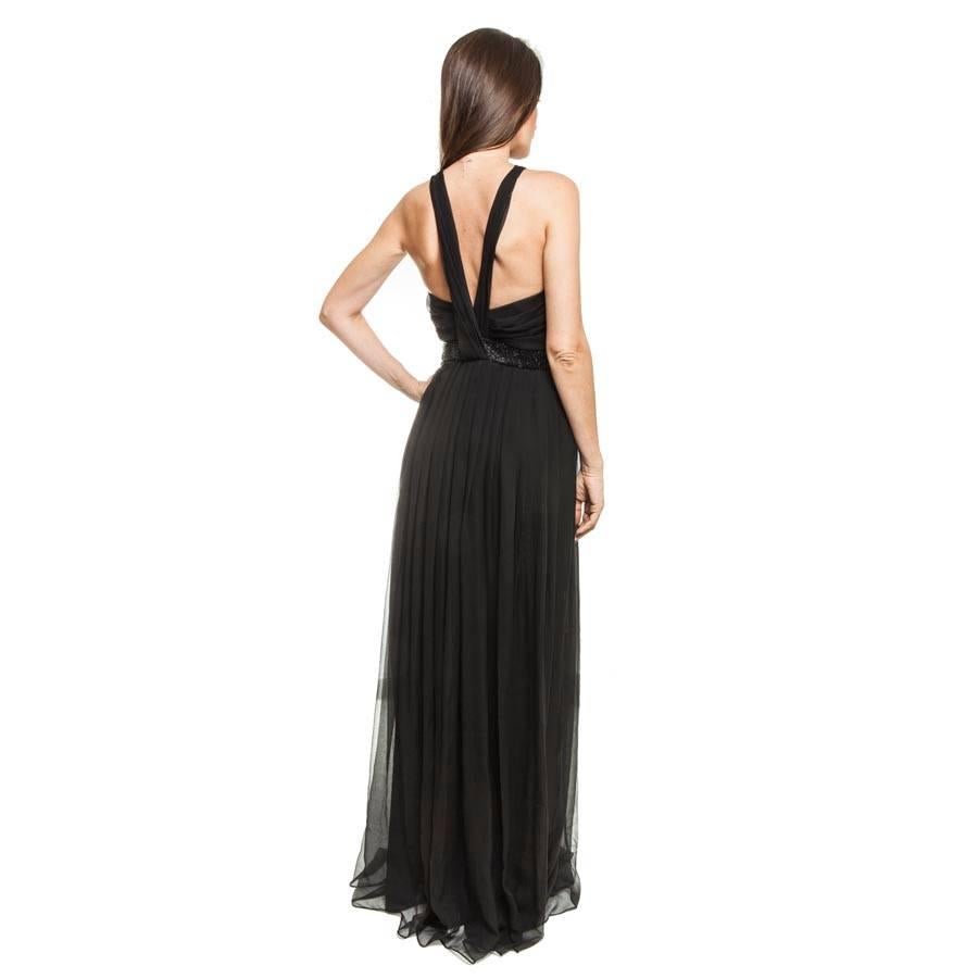 Evening dress CHRISTIAN DIOR in black silk. John Galliano Era.
Draped and crossed on the neckline, high waist of black pearls, many small buttons all along the left side of the dress.

It has a black silk lining.

Dimensions flat:
Dress: breadth 97