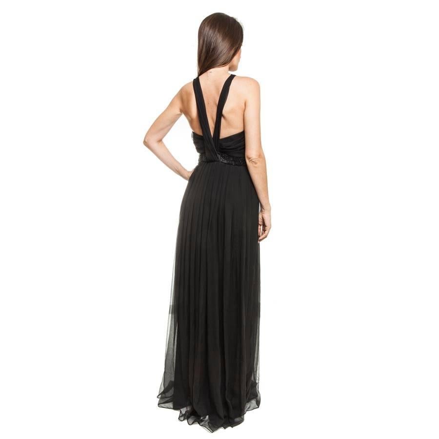 Vestido de noche CHRISTIAN DIOR de seda negra. Era John Galliano.
Drapeado y cruzado en el escote, cintura alta de perlas negras, muchos botones pequeños a lo largo del lado izquierdo del vestido.

Tiene un forro de seda negra.

Dimensiones en
