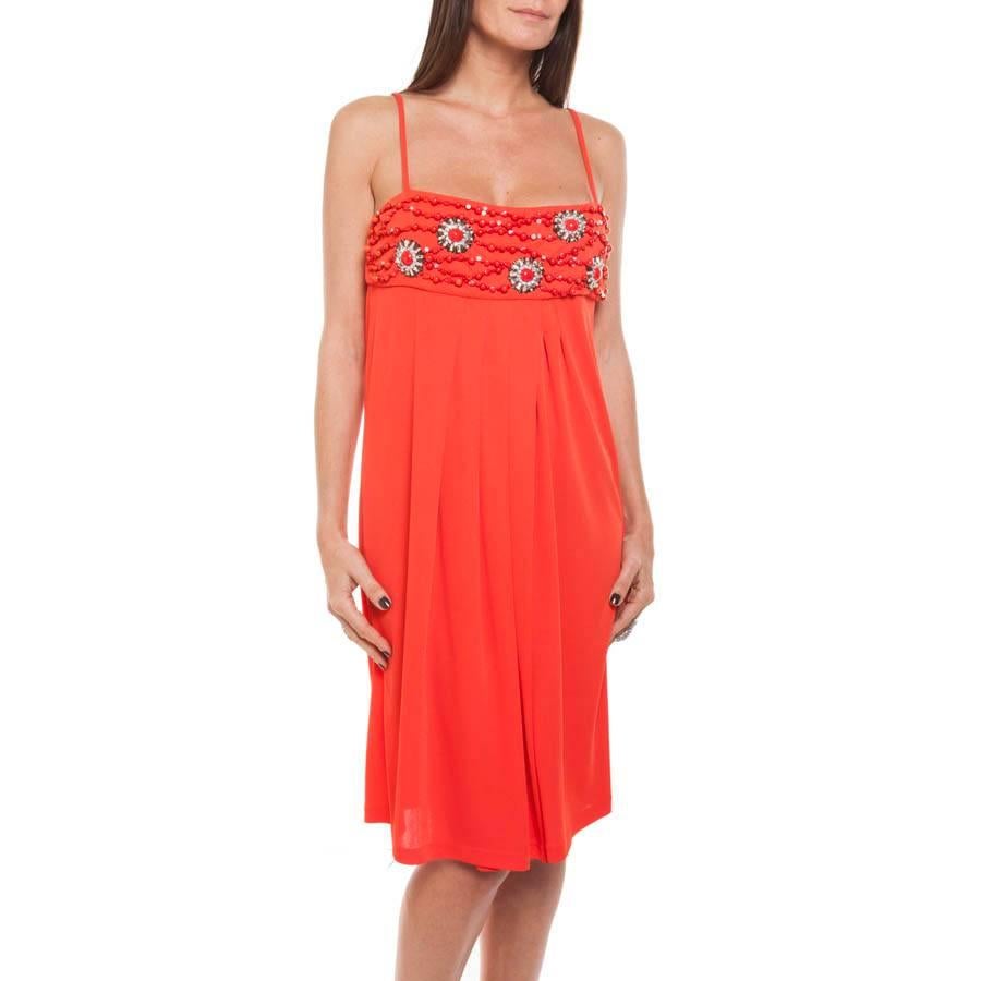 Valentino summer dress in coral colored jersey embroidered on the chest of coral fashion beads and Swarovski crystals.

Dimensions flat: Bottom width 76 cm. Total length (from the shoulder straps) 107 cm.