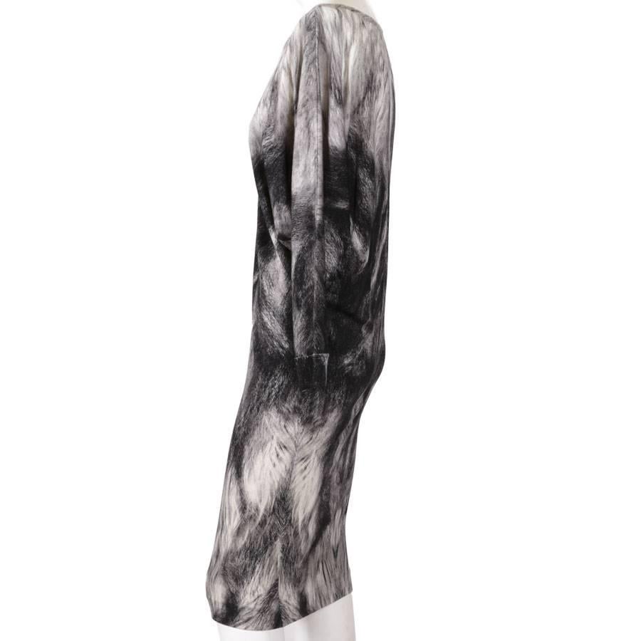 Alexander Mc Queen dress in fine wool. The print mimics the black fur on white and the white fur. 

The dress is ample and tightens down.

Measurements: under the armpits (ample) 60 cm, length of half sleeves 39 cm,

Bottom width 35 cm
