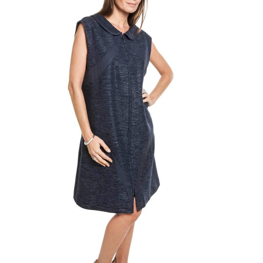 CHANEL sleeveless dress in blue cotton and lightly shiny wool.

It closes at the front with a long zipper.

The lining is in blue silk monogram.

Dimensions flat: shoulder width 45 cm, bottom width 74 cm.

Delivered in a Chanel cover