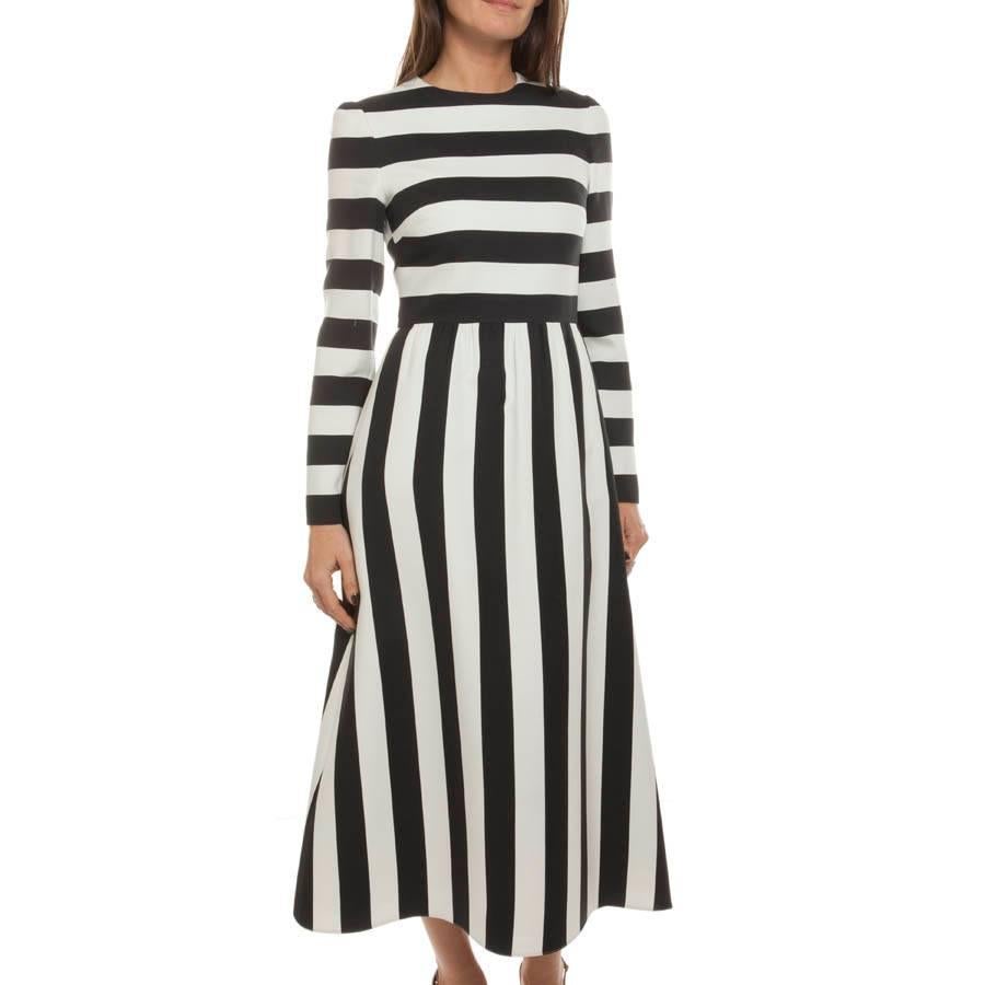 Very elegant long dress Valentino in wool and silk with black and white stripes. Lined with white silk.

It closes with a zipper on the back.

Dimensions flat: shoulder width 35 cm, length of the sleeves 59 cm. Width of bottom 75 cm.