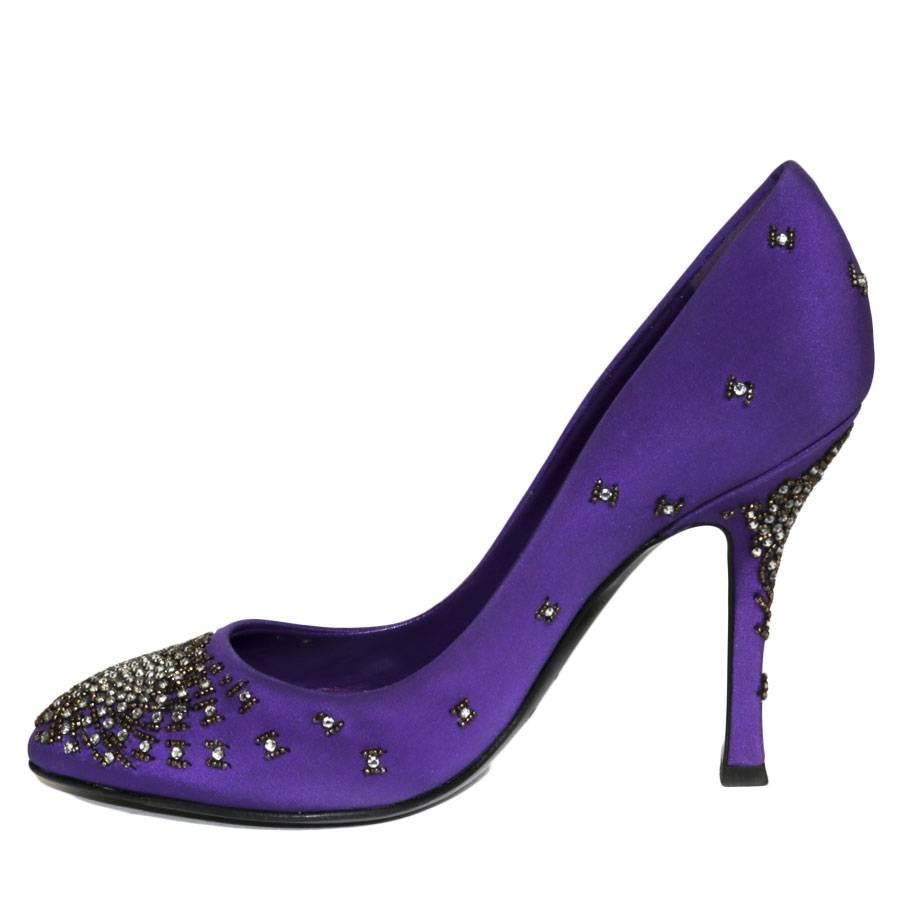 Sergio Ross Pumps stitched in purple silk satin, glass pearls and rhinestones. Genuine leather sole.

Inner sole length: 24 cm

Will be delivered in a box of another brand and their original dustbag