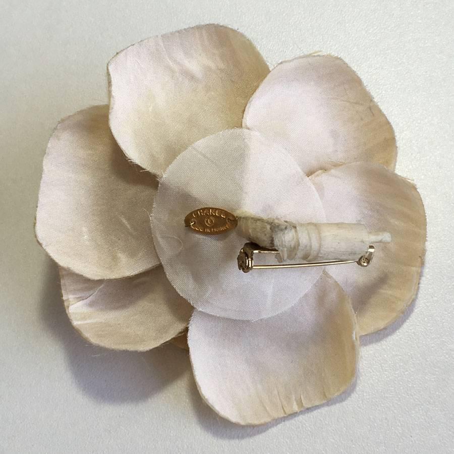 CHANEL Camellia Brooch in Fair Hair In Excellent Condition In Paris, FR