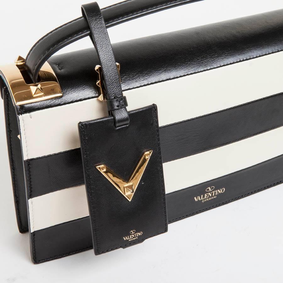 VALENTINO - Sac modèle « My Rockstud » en cuir bicolore noir et beige en vente 2