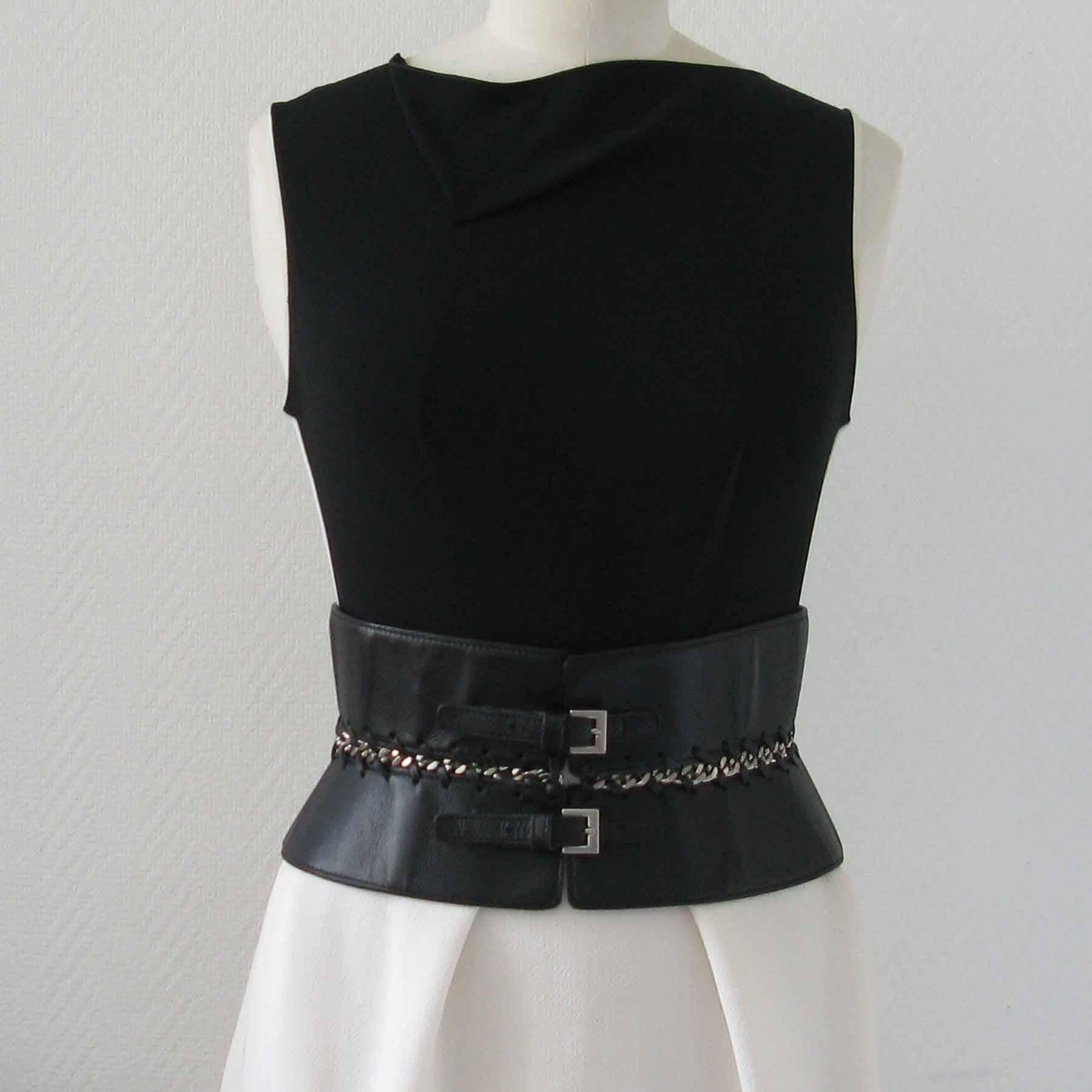 Wide Jean Paul Gaultier belt in black leather with silver chain.

Dimensions:  shortest length: 72 cm

Delivered in a Valois Vintage Paris Dustbag