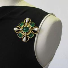 Vintage CHANEL Brosche Couture aus vergoldetem Metall:: smaragdgrünem geschmolzenem Glas und Strasssteinen