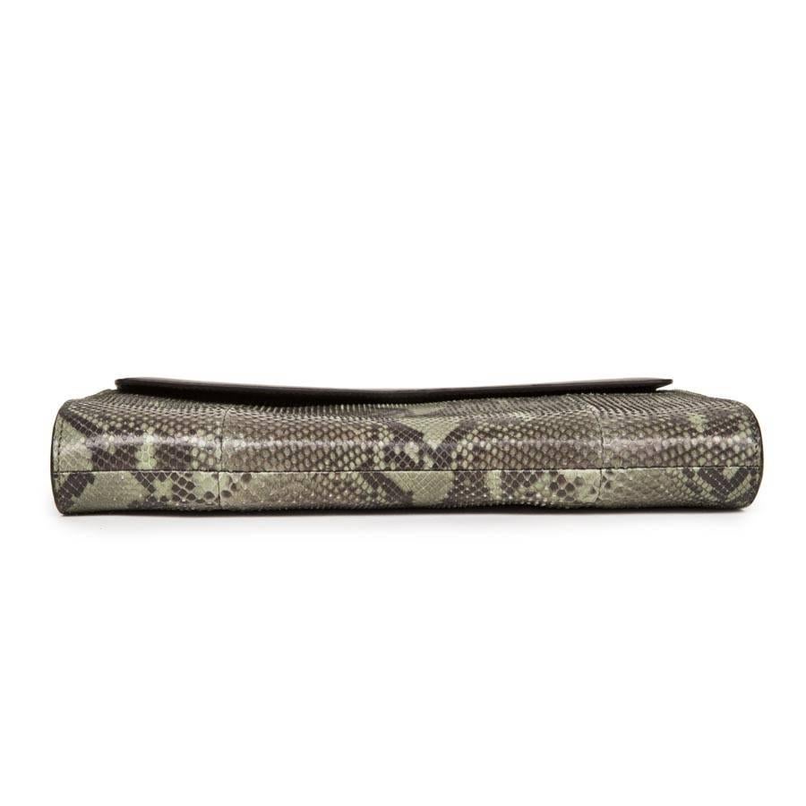 GUCCI Clutch aus grüner Bronze und farbiger Python (Grau) im Angebot