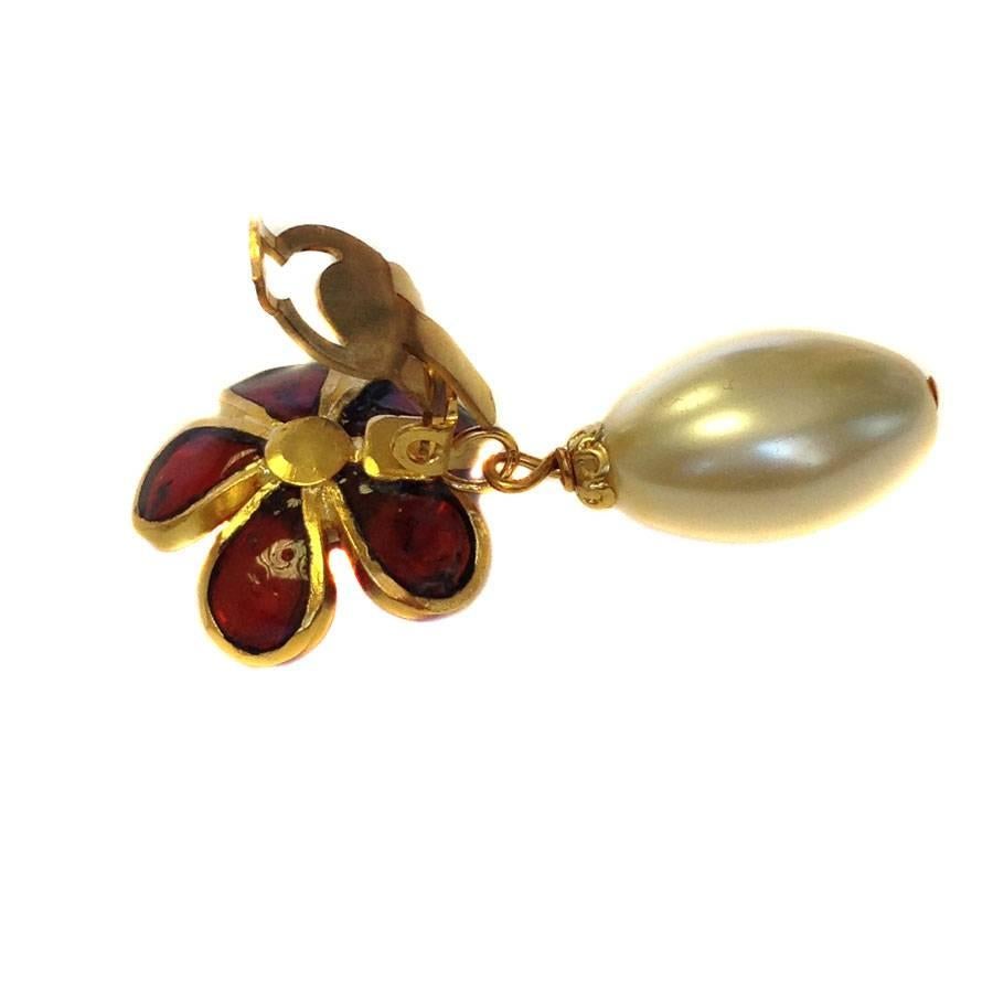 MARGUERITE DE VALOIS Flowers Clip-on Earring in Ruby Molten Glass and Oval Pear In New Condition In Paris, FR