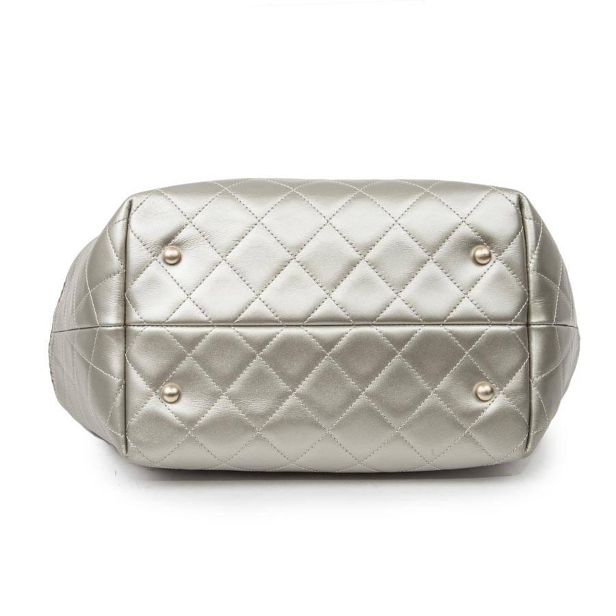 CHANEL Bag in Quilted and Perforated Silver Leather In New Condition In Paris, FR
