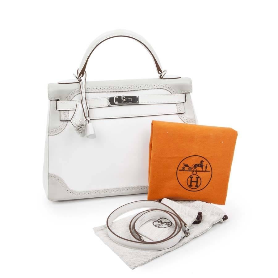Hermès Kelly 32 Ghillies in swift white and pearl gray leather

Palladium silver metal hardware. Inside, 3 patch pockets including 1 zipped. Stamp 'P' in a square (2012).

Included : Padlock, clochette, zipper and keys.The protection plastics are