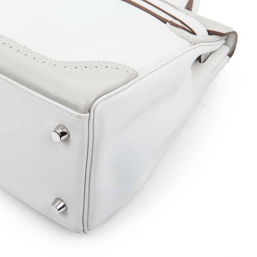 HERMES Kelly 32 Ghillies Bicolor Swift White and Pearl Gray Leather In Excellent Condition In Paris, FR