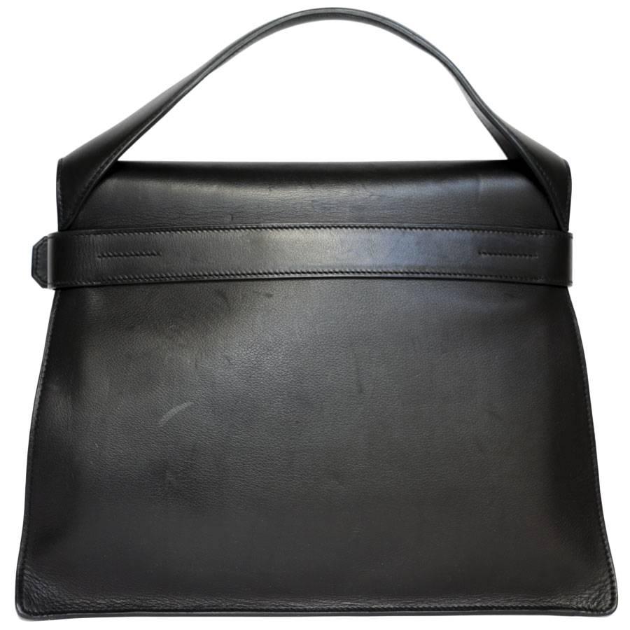 Hermès 'Etribelt' model bag in black leather. Closed by the famous Etribelt loop. Silver plated metal buckle closure. 
Model seen little. Very chic to wear on all occasions. 
Stamp P in a square (2012).  

Approximate retail price 5550