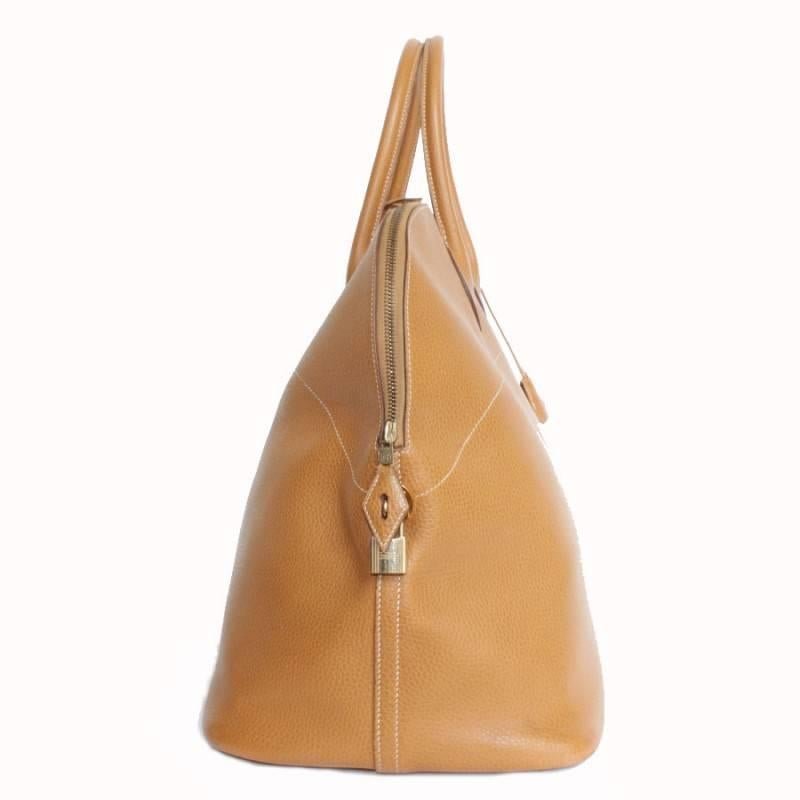 Hermès 'Bolide' GM in gold grained leather bag. Gilt metal hardware. Zip closure. The interior is made of beige and gold leather.

Stamp M in a round. Beige topstitching. 

Included : Padlocks, keys, clochette and zipper.  

Will be delivered in a
