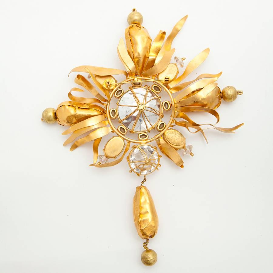 CHRISTIAN LACROIX Vintage Brooch in Gilded Metal and Strass In Excellent Condition In Paris, FR