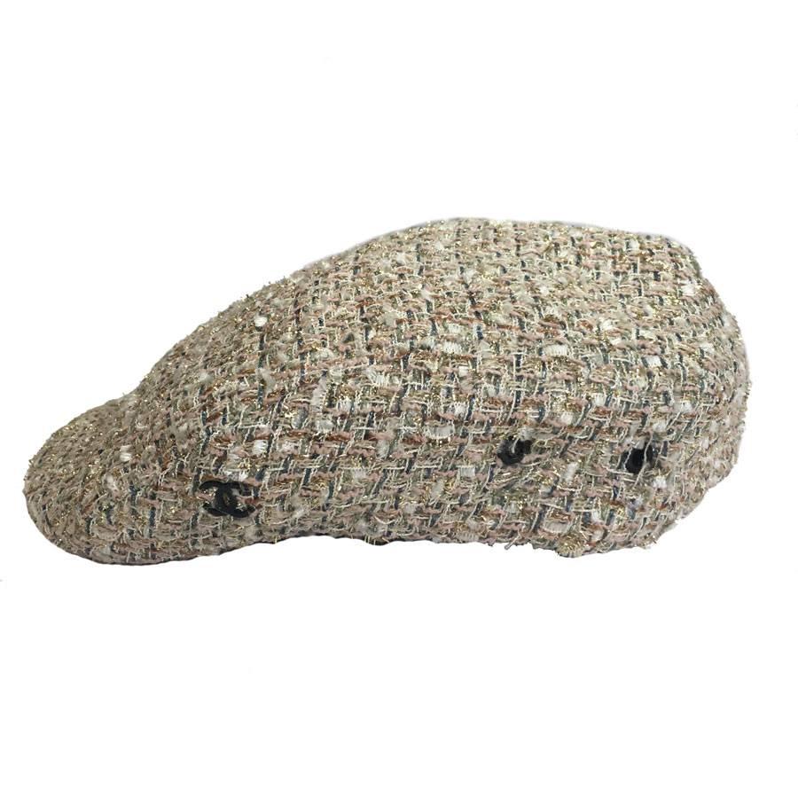 Charming Chanel cap, size M, in pink, white, jade green, golden, gray, amber tweed. 
This multitude of interwoven threads make this beret / cap an indispensable fashion accessory and above all able to match a multitude of pieces.

A discreet black