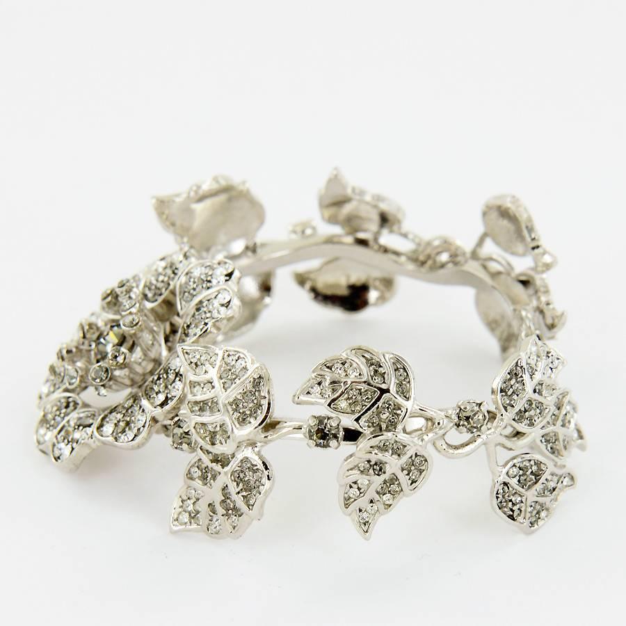 Superb Valentino cuff in silver plated metal and rhinestones representing a rose and leaves.

Dimensions: 23.5 cm wrist circumference - diameter of the flower 4 cm

Delivered in a Valentino Pouch