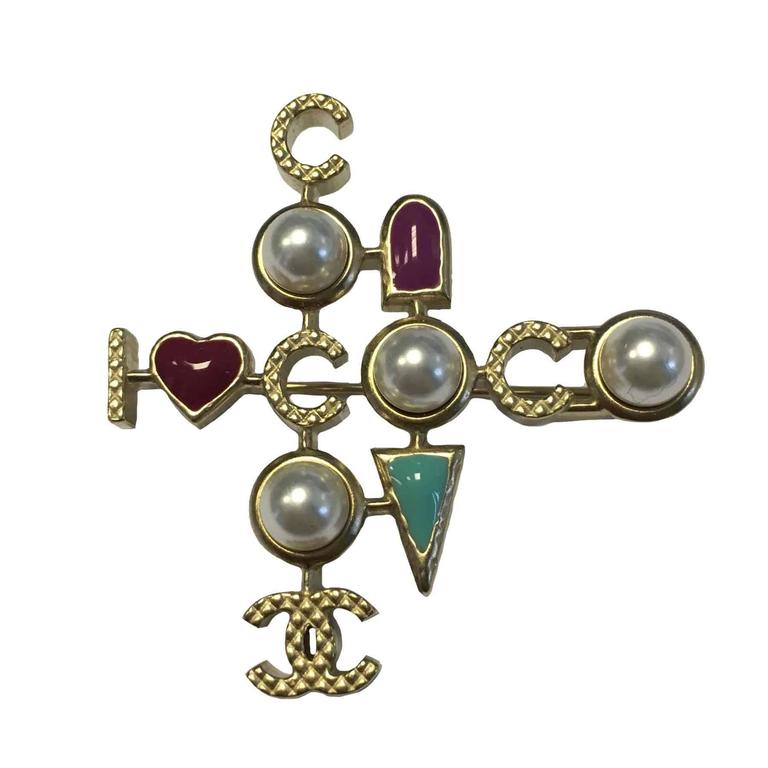 CHANEL 'COCO' Brooch in Gilded Metal and Glass Pearls For Sale at 1stdibs