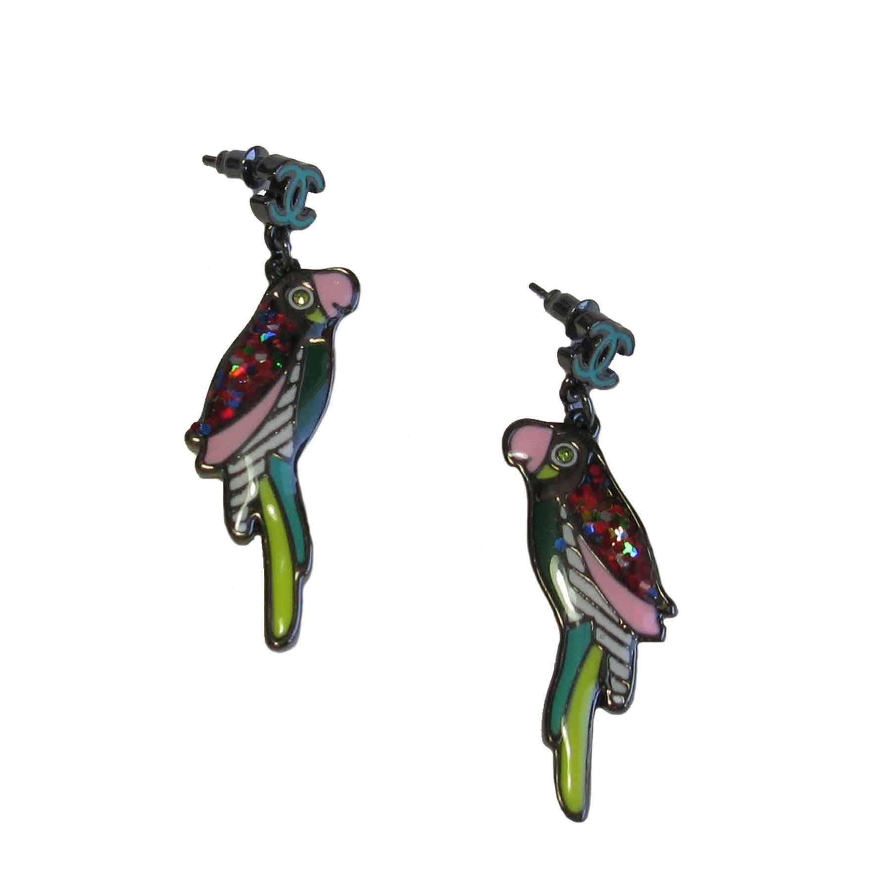 These parrot-shaped Chanel Stud earrings are part of the famous 'Paris-Cuba' Cruise Collection.

Colored resin collector jewelry mounted on black silver metal (ruthenium)

Delivered in a Valois Vintage Paris Dustbag