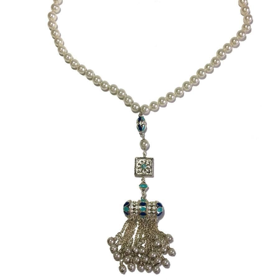 Magnificent Chanel necklace issued from Resort 'Paris-Dubai' collection, bead chain, silver-plated metal pendant, white, light blue and dark blue colored resin, small chains with pearls.

Dimensions:

first hole: 66 cm - las holet: 71 cm

Pendant: