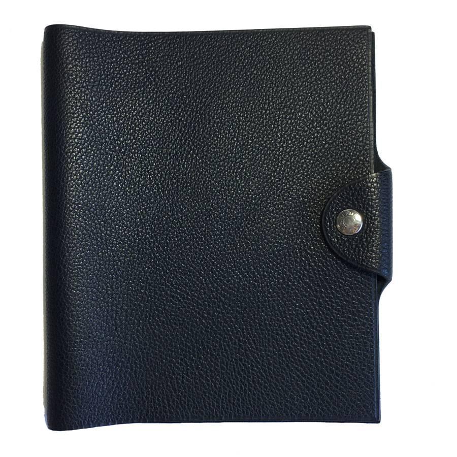 HERMES notebook cover, small model, in black grained calf leather.

 Letter F in a square.

Delivered in a HERMES pouch